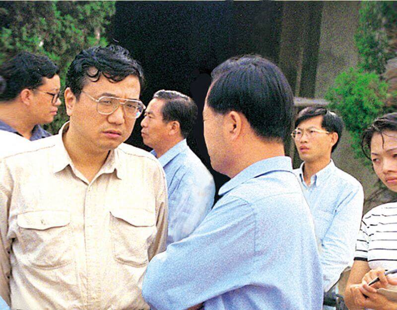 1999年7月8日，时任河南省人民敌灾省长李克强（左一）到388vip太阳集团视察。